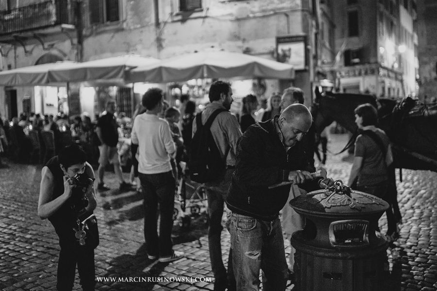 street worker, nightime in Roma, Marcin Rusinowski, photographer, Leica M9, 35mm